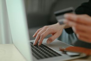 Pairing online browsing with in-store purchase advantages